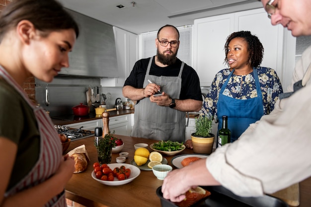 Menschen kochen gemeinsam